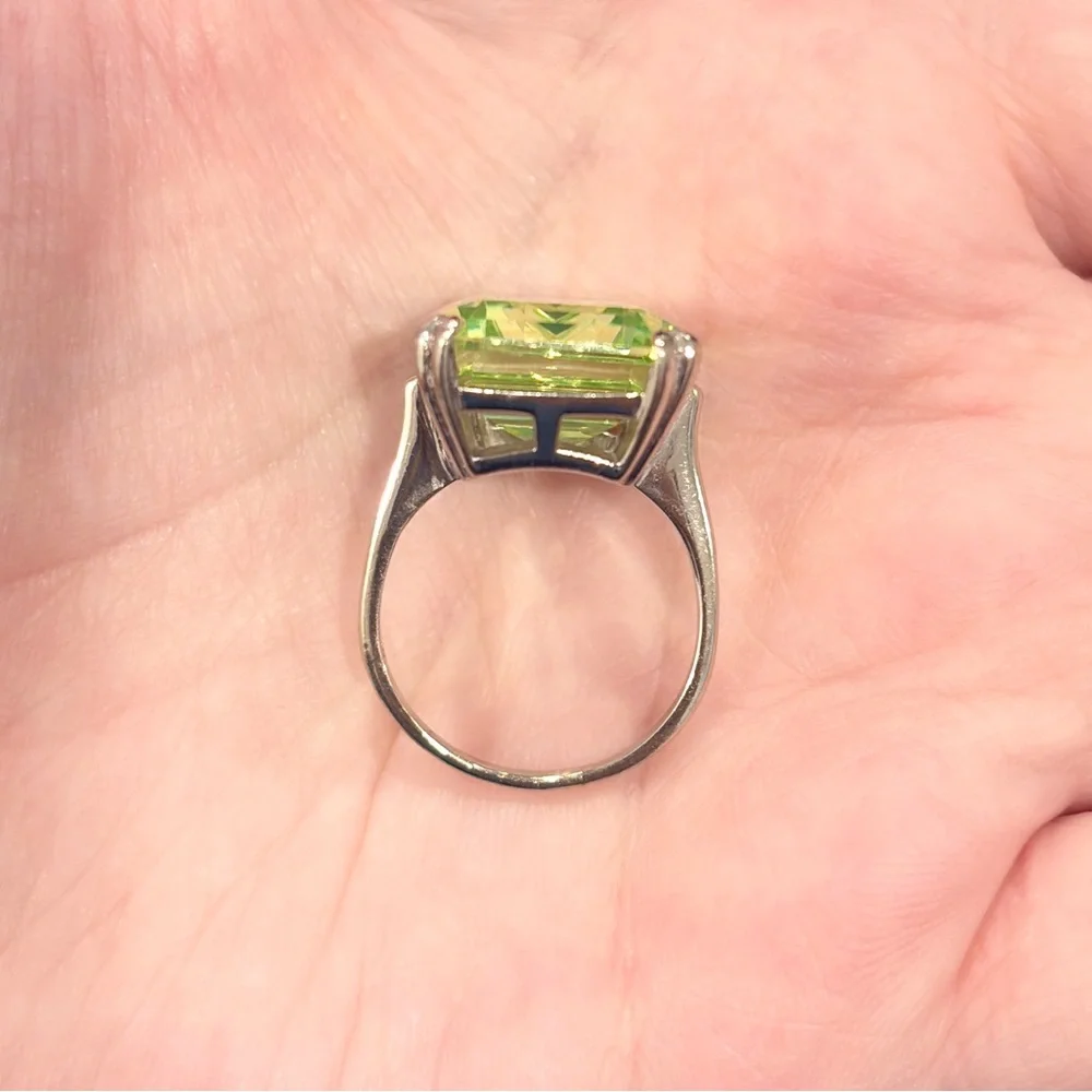 Large Vintage 14K White Gold Synthetic Green Spinel Ring - Size 7.25 - Picture 8 of 11